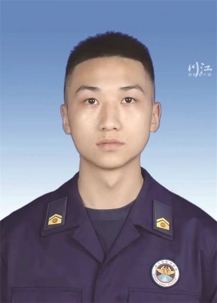 当记者把蒲俊辉的照片通过微信传给王飞时,她马上回了两个字"好帅".