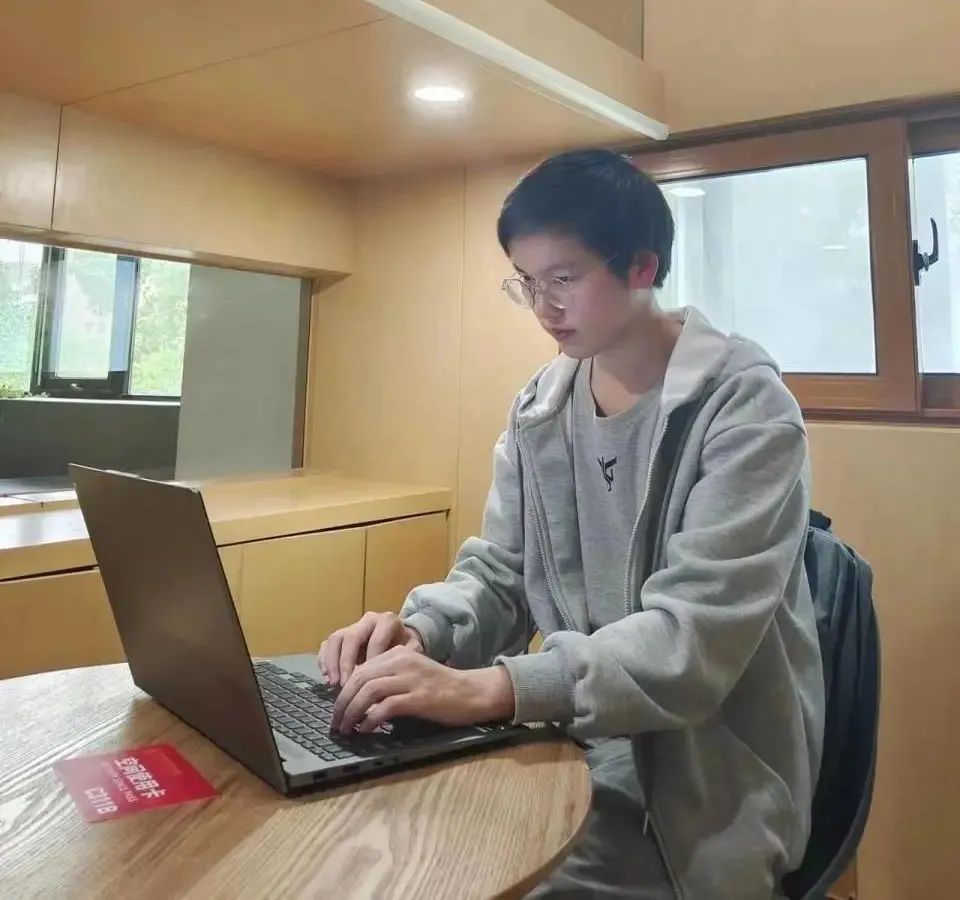 清华毕业的曲靖学霸林万东谈“回云南做公务员”：爸爸病逝了，我想回来陪伴母亲_腾讯新闻