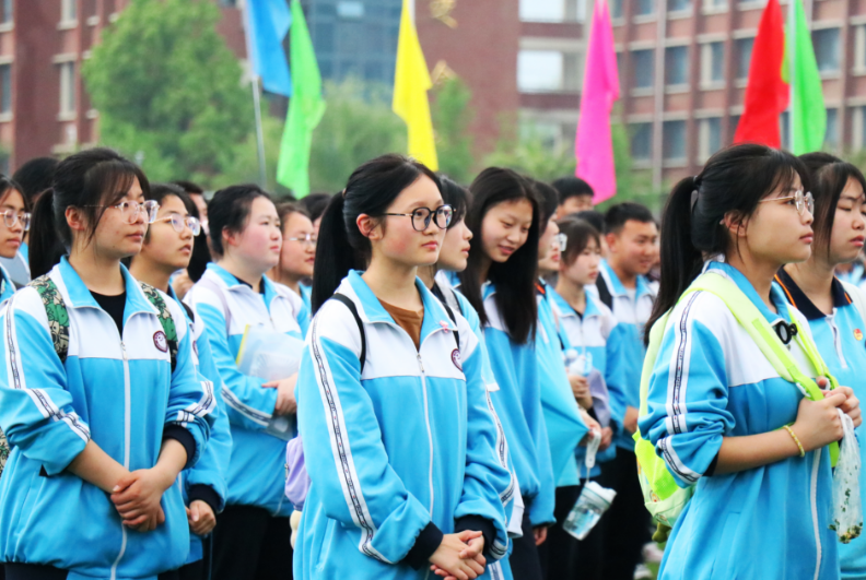 绥阳中学:青春远足 "助跑"高考