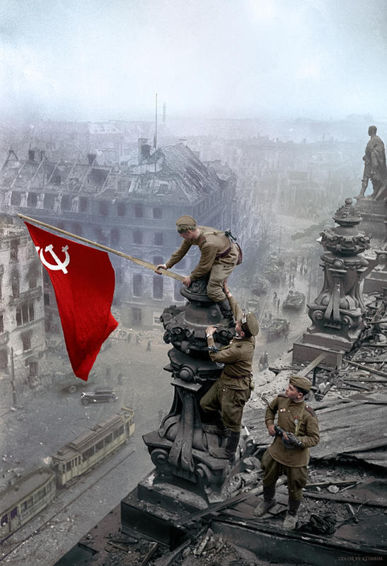 二战纪念活动期间德国柏林国会大厦被插上胜利旗
