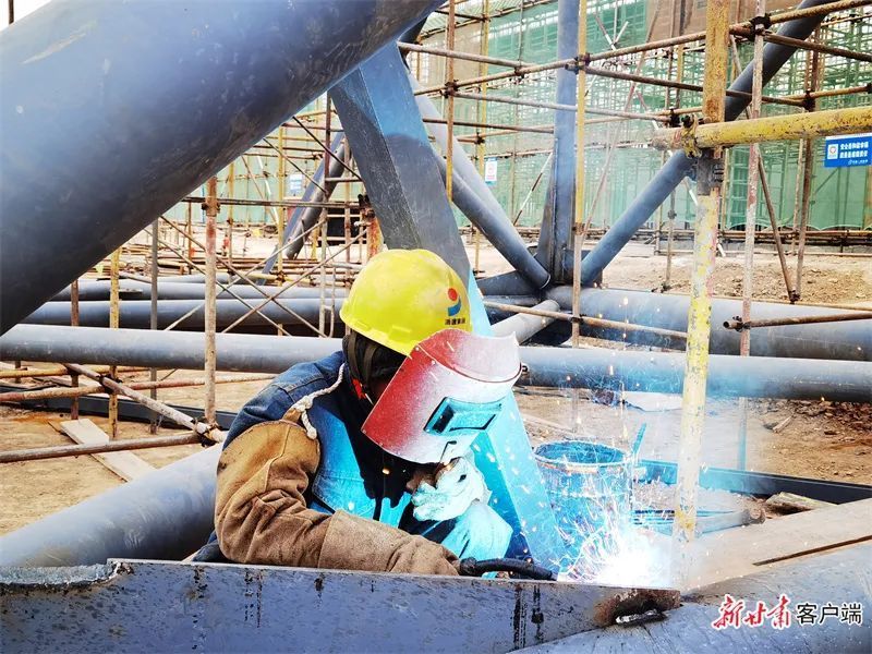 华能正宁电厂工人进行钢架焊接作业.