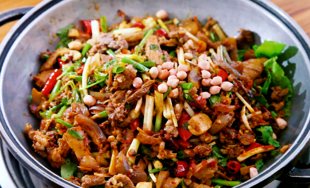美食特色:干锅牛肉,俗称"烂牛肉".