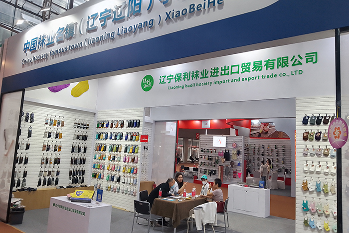 为抢占国际市场,充分展现"中国袜业名镇"特色,辽阳县小北河袜业以产业