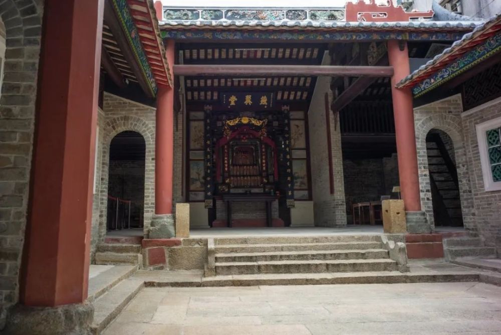 香港仁敦冈书室,又名"燕翼堂",位于元朗屏山坑头村,于2009年10月列为