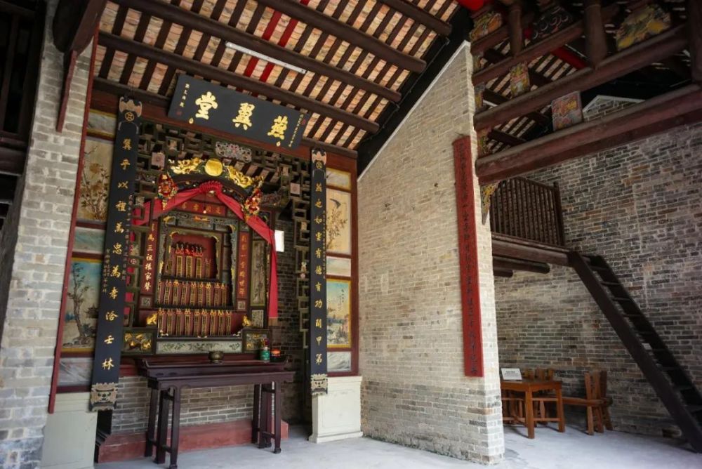 香港仁敦冈书室,又名"燕翼堂",位于元朗屏山坑头村,于2009年10月列为