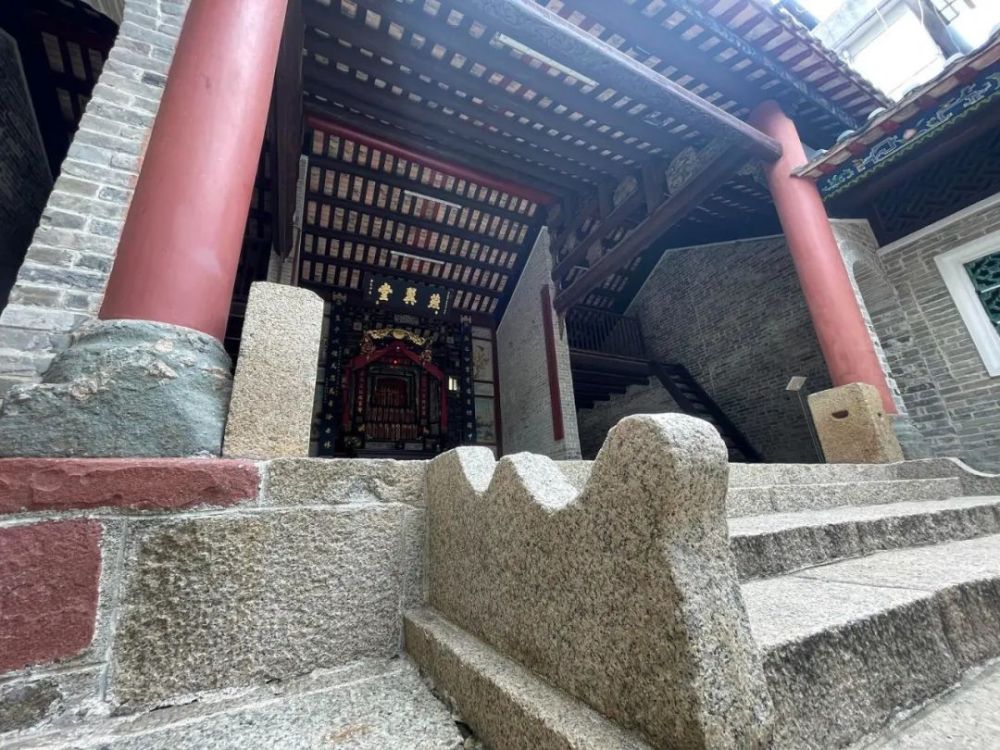 香港仁敦冈书室,又名"燕翼堂",位于元朗屏山坑头村,于2009年10月列为
