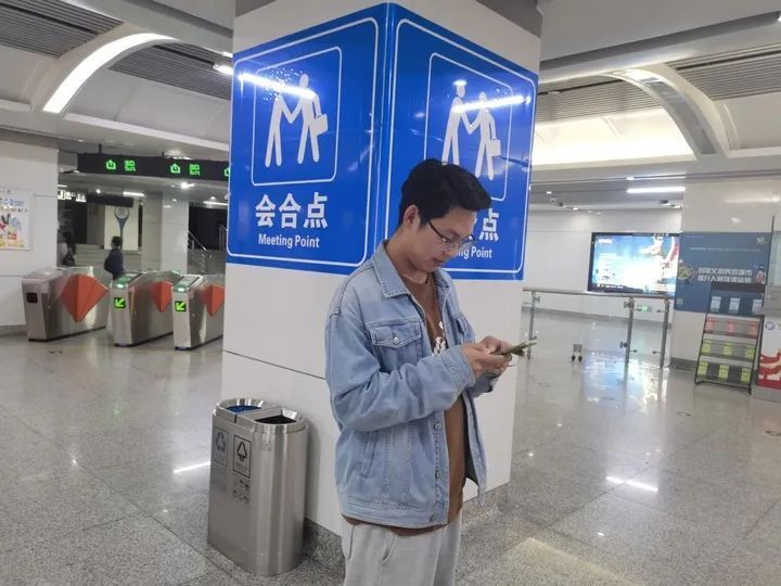 浙江地铁里一幕火了，网友主张全国推行：解决年轻人痛点！