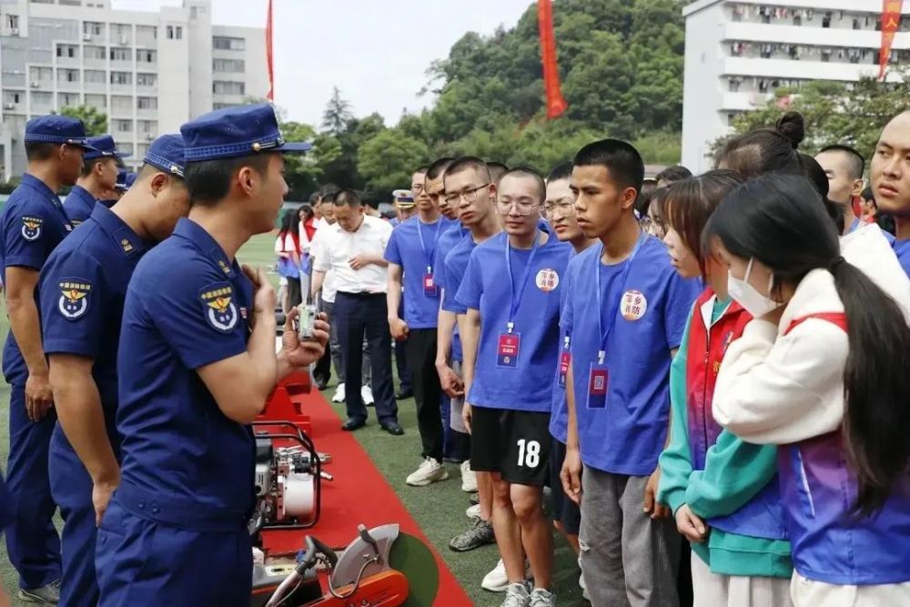 萍乡市高校消防志愿者服务队成立暨授旗仪式在萍乡学院举行