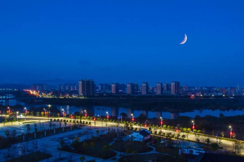 【上饶天下SHOW之铅山县】百年浮桥沧桑，百里信江画廊，辛弃疾巨雕缘何背城北望？！_腾讯新闻