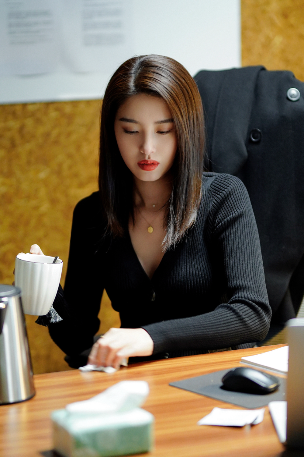 私荐|无声无息播完了《欢乐颂》,穿最贵还是杨采钰_腾讯新闻