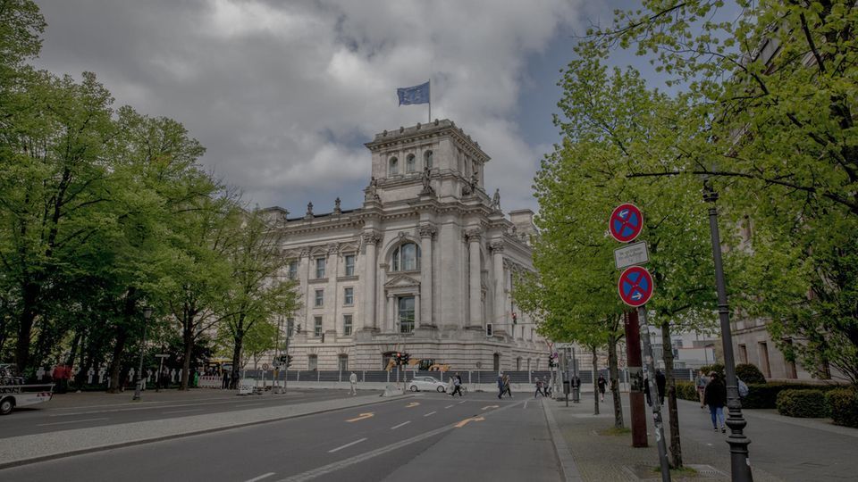 苏联胜利红旗再度插上柏林国会大厦?德方否认_腾讯新闻