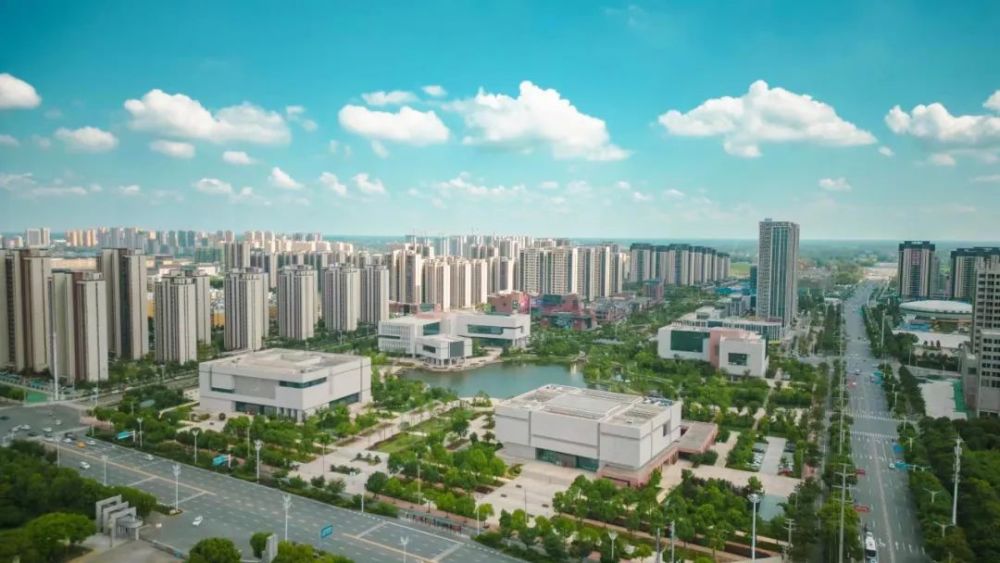 即临泉市民中心,文泉公园临泉县2处即五里湖湿地公园,县政府前草坪