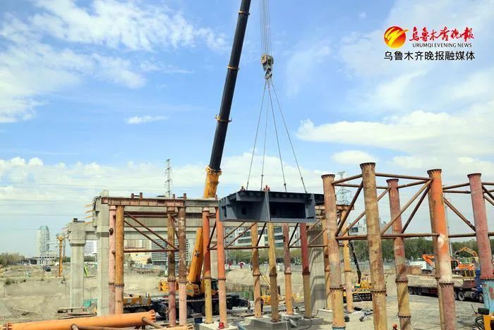 乌鲁木齐东进场高架河滩路立交开吊钢箱梁_腾讯新闻