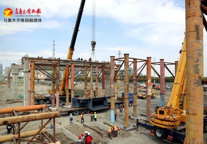 乌鲁木齐东进场高架河滩路立交开吊钢箱梁_腾讯新闻