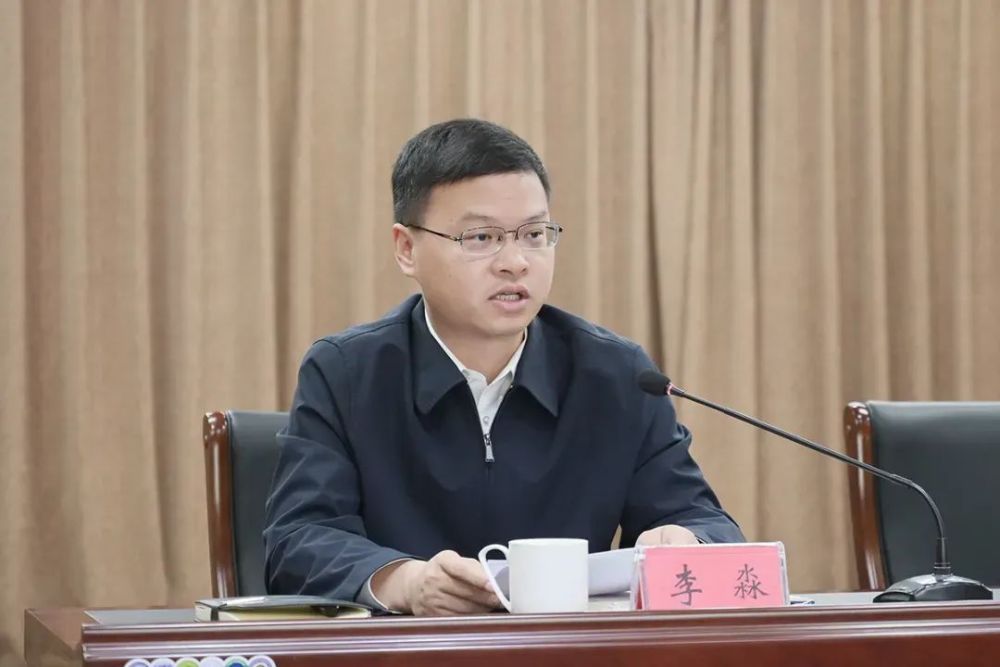 关于魏都区主要领导调整的决定:何长成同志任中共魏都区委书记,李淼