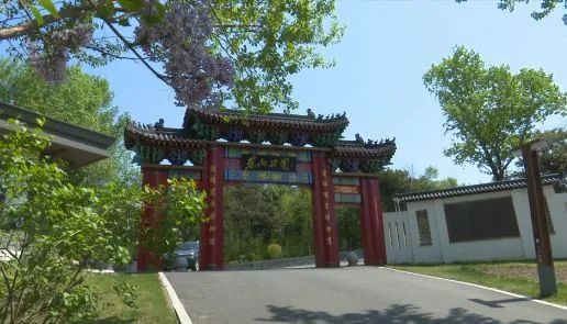 东山公园位于我市西安区东山住宅区东侧,园区占地面积10万余平方米.