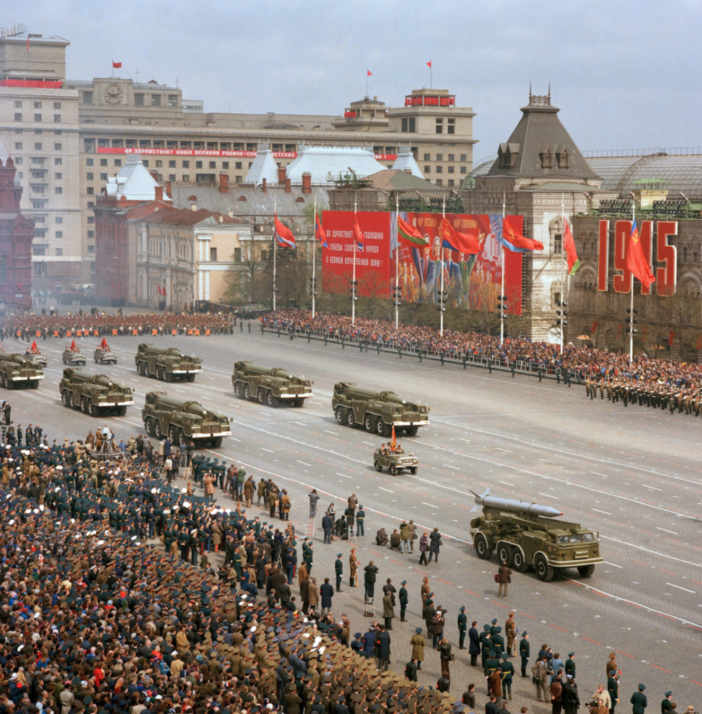 并没有大规模的那种阅兵(那时候苏俄的阅兵是要看十月革命的红场阅兵