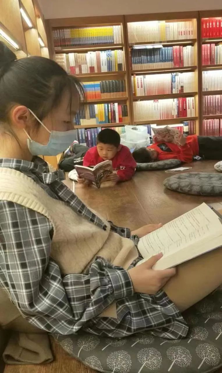 武雨萱 女 青山区北重四中初二八班她身残志坚,在班级内担任学生干部