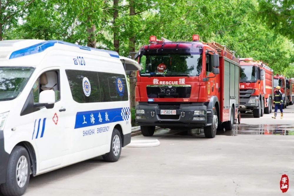 共计7辆消防车,堡镇站等多个消防专业队参与演练,调集了崇明支队全勤