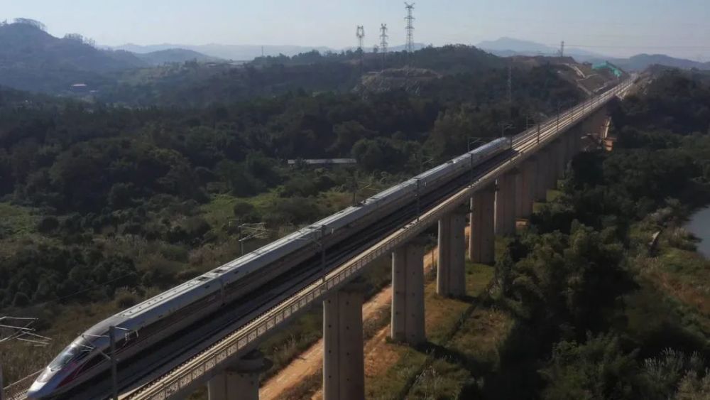 梅龙高铁通车之后将与赣深高铁一道使河源成为沪广