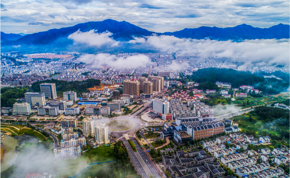 黄山区城区鸟瞰图  翟林生/摄红桃黄枇成熟的美丽五月,黄山市荣膺中国