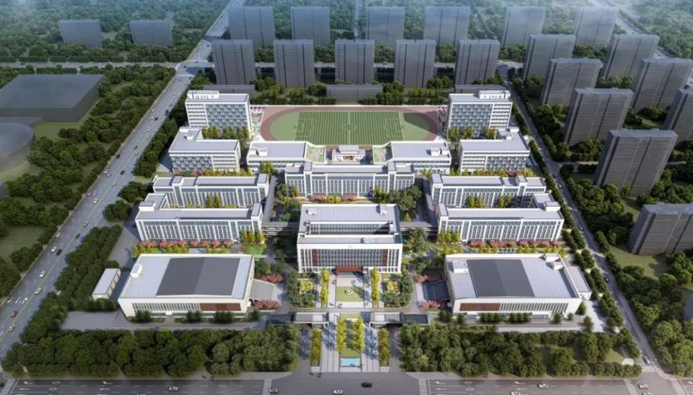 5月10日,在聊城一中高铁校区施工现场,大型塔吊挥舞巨臂,运输车辆穿行