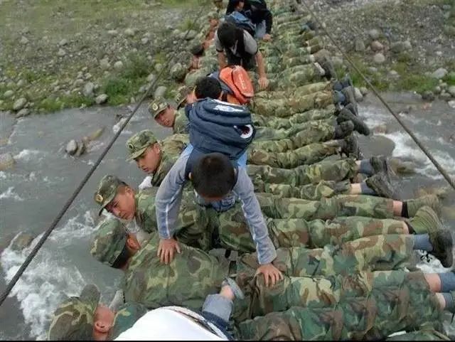 汶川地震15周年,回望那些逆行的军人身影_腾讯新闻