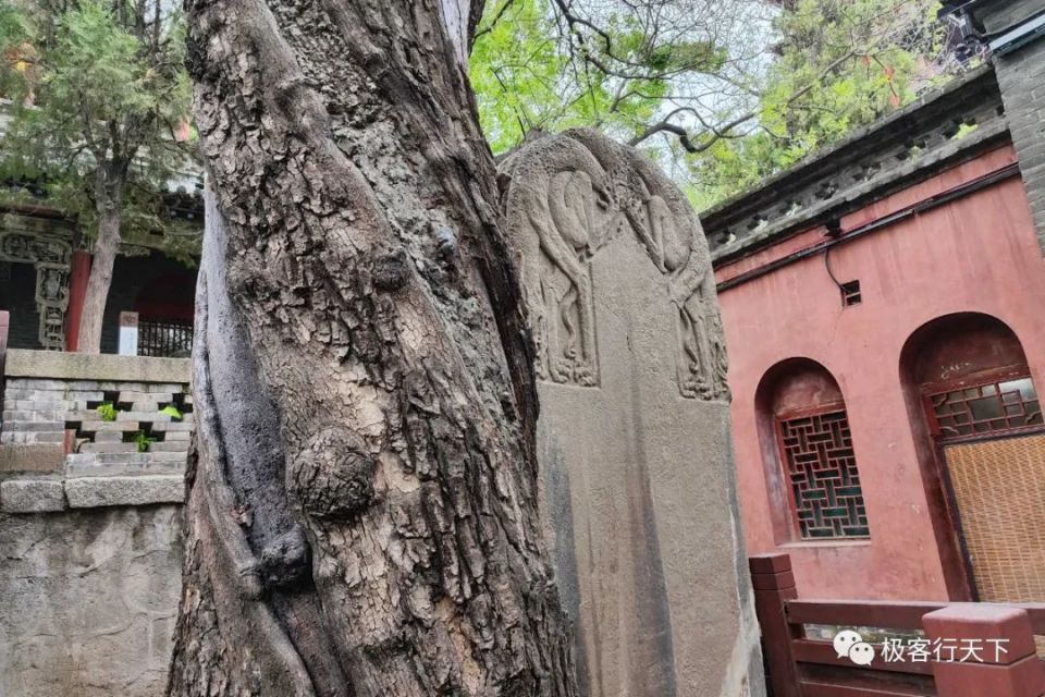 太原西北有座小泰山,山中出土的千年石函堪称国宝,参观须穿鞋套