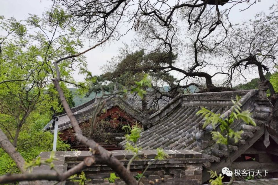 太原西北有座小泰山,山中出土的千年石函堪称国宝,参观须穿鞋套