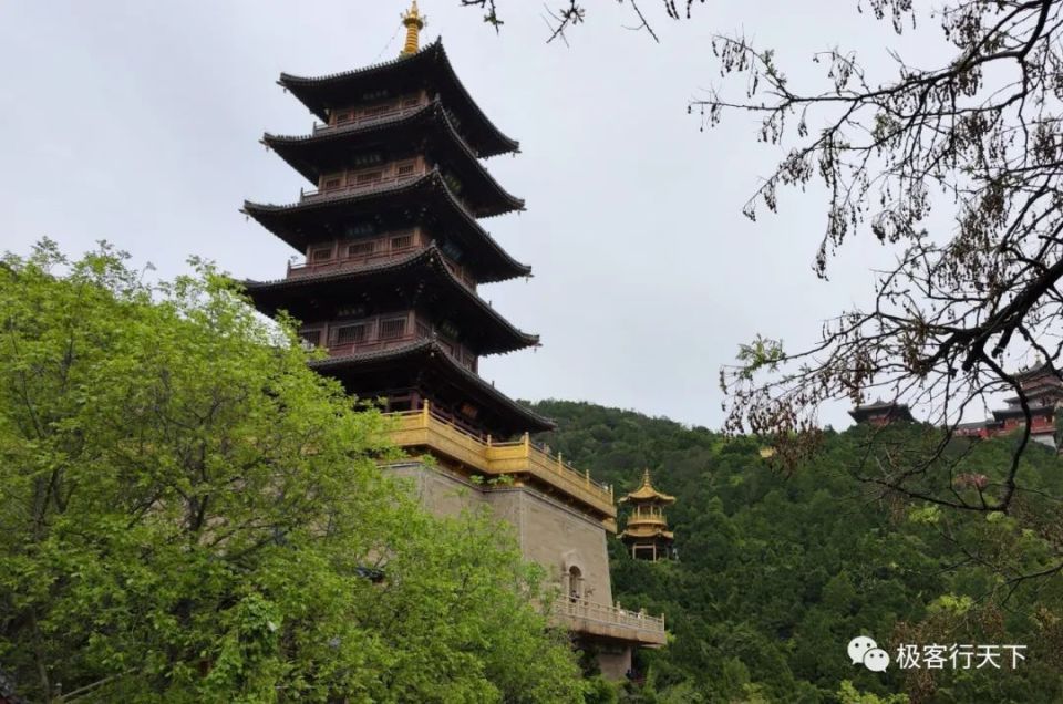 太原西北有座小泰山,山中出土的千年石函堪称国宝,参观须穿鞋套