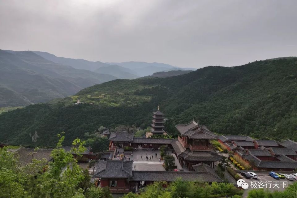 太原西北有座小泰山,山中出土的千年石函堪称国宝,参观须穿鞋套