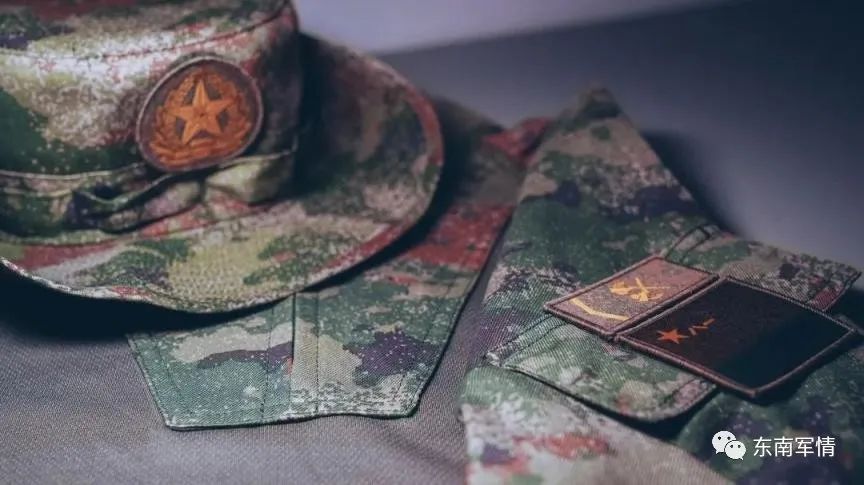 这款圆边帽采用与21式作训服相似的星空迷彩,颜值与实用性兼备