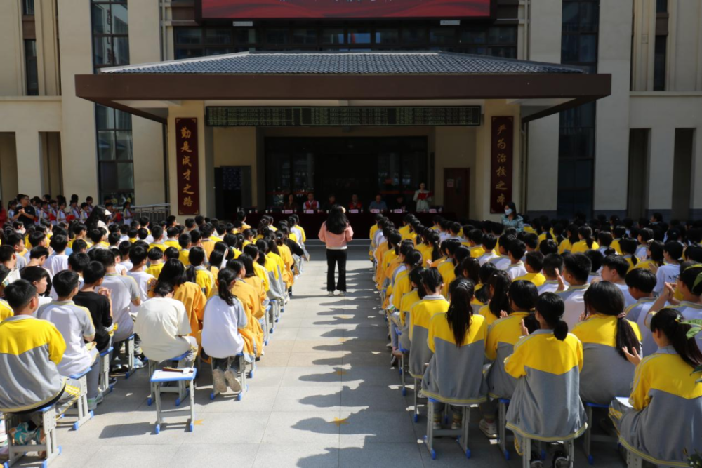 前线军号在漯河校园吹响戎耀沙澧老兵宣讲团深入召陵中学作红色宣讲