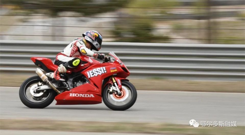 今天的超级摩托车比赛太酷了!还有机车骑行表演