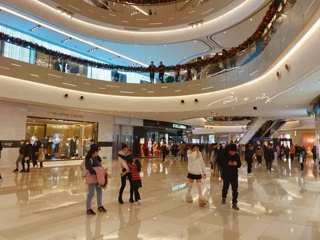 你觉得iapm算不算是现在上海淮海路乃至整个浦西地区人气最旺的商场?