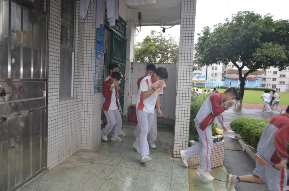 邓发纪念中学举行学生宿舍防震防火疏散演练_腾讯新闻