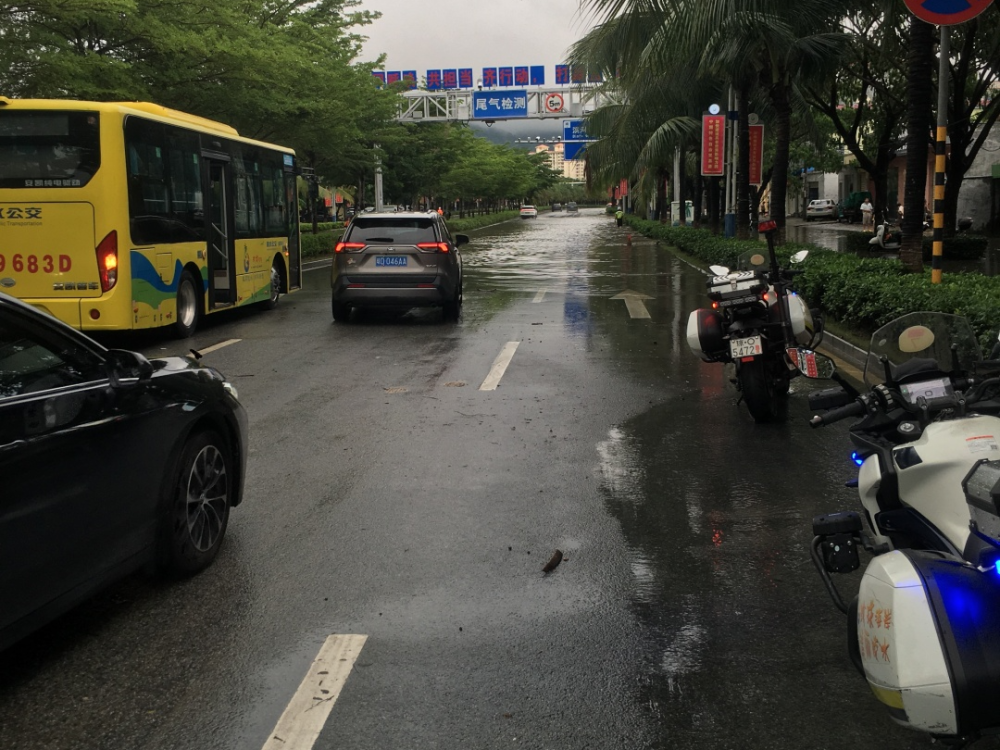 暴雨來襲陵水交警赤腳執勤保暢通