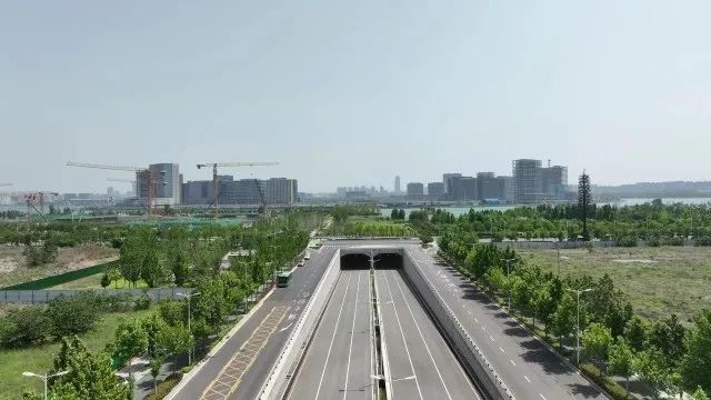 隧道南侧起点与如意东路相接,在北三环南侧进入暗埋段,连续下穿北三环