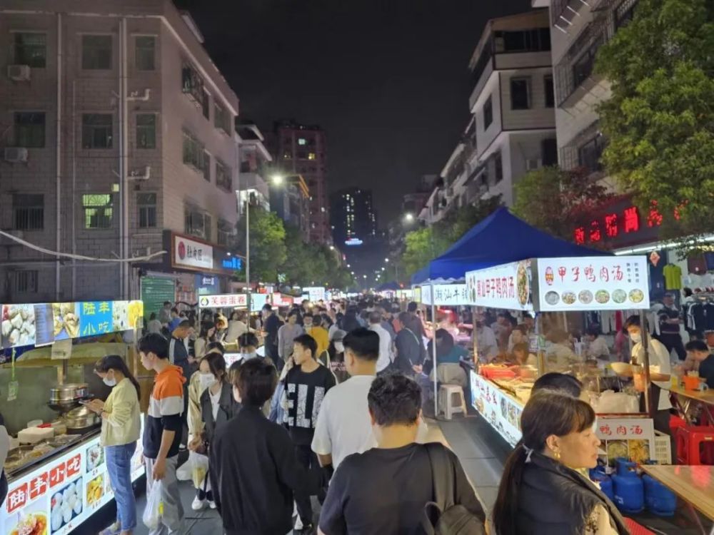 鹽田村夜市街,摩肩接踵/陳熊海攝然而這個群體,大多缺少身份認同感