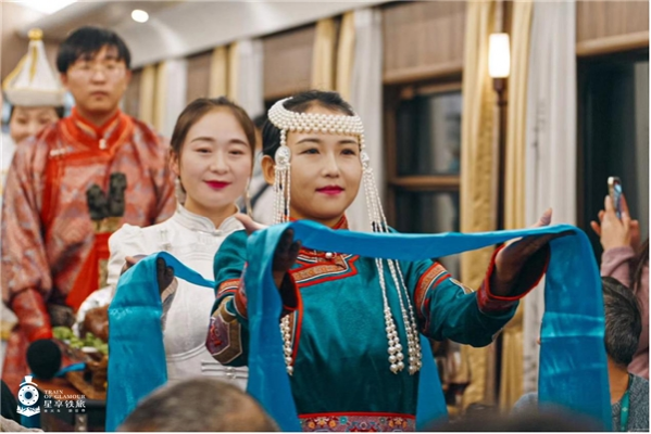跟着“星享铁旅”呼伦贝尔号旅游列车，享受流动的美食＋美景之旅_腾讯新闻