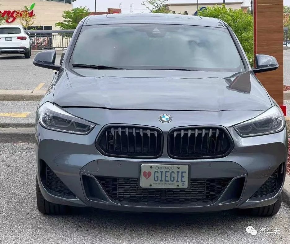 重头戏来了,下面这台十代本田思域的车牌让人难以启齿,竟然是"jb18cm"