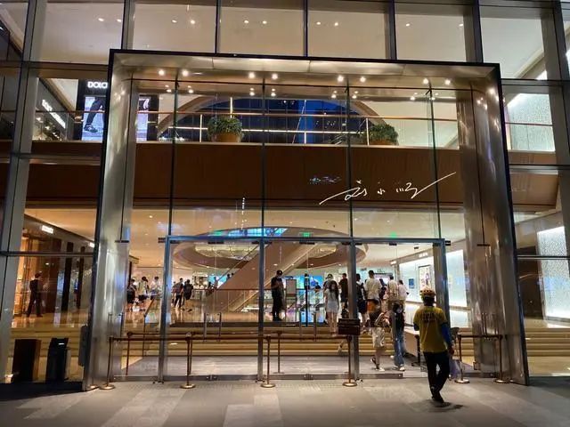 广州有一家"高档"商场,唯一的lv专卖店在这里,几乎每天排队_腾讯新闻