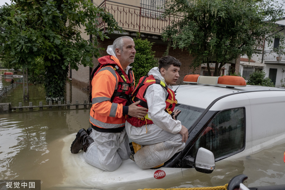 洪灾致数万人逃难，意大利总理将提前离开G7峰会应对灾情宾语有哪些