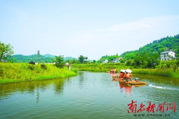 乘竹排 游客打卡乡村景点_腾讯新闻