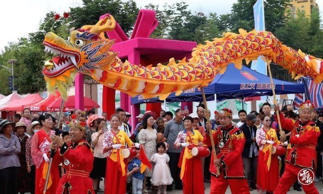 昆明宜良花街节:逛花街买鲜花,花海人潮庆端午