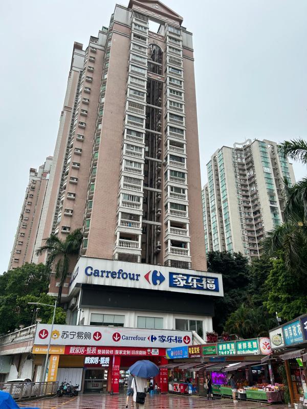 摄根据关停告示指引,现仍持有家乐福员村门店购物卡的市民可前往广州