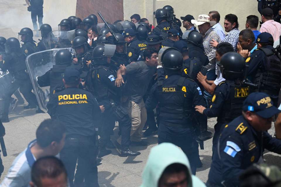 当地时间2023年6月25日,危地马拉圣何塞德尔戈夫,警察在一个投票站外