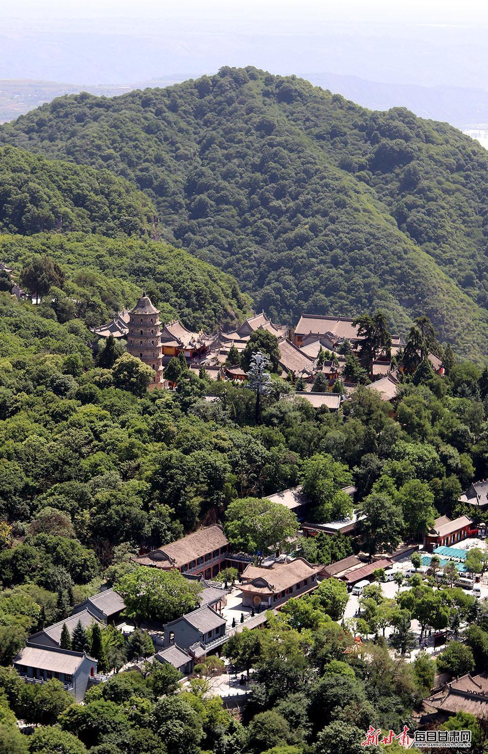 端午假期期间,平凉市崆峒山凭借其得天独厚的"清凉"资源,再次成为休闲