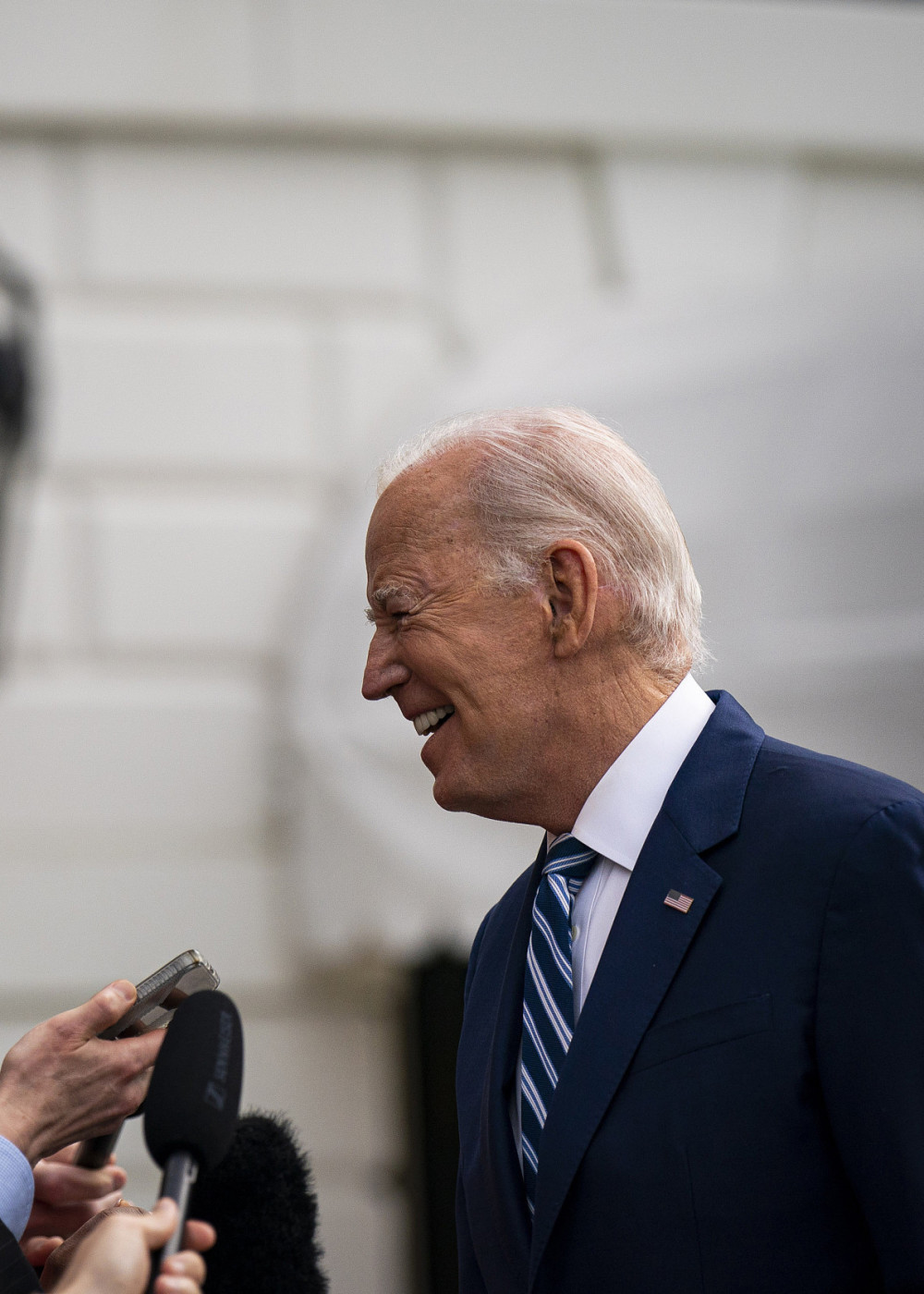 多图拜登用呼吸机治疗睡眠呼吸暂停出席活动脸上印痕清晰