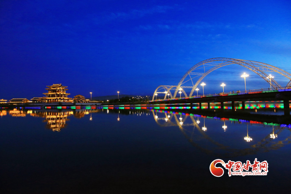 【陇拍客】嘉峪关:夏日南湖夜景旖旎
